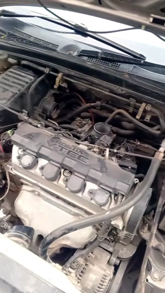 Engine bay of a 2002 Honda Civic